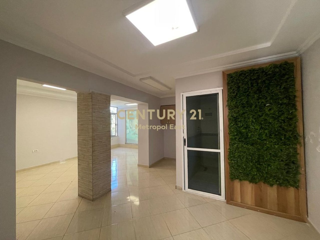 Ambient Komercial për Qira në Tiranën e Re – Lokacion Strategjik në Rrugë Kryesore