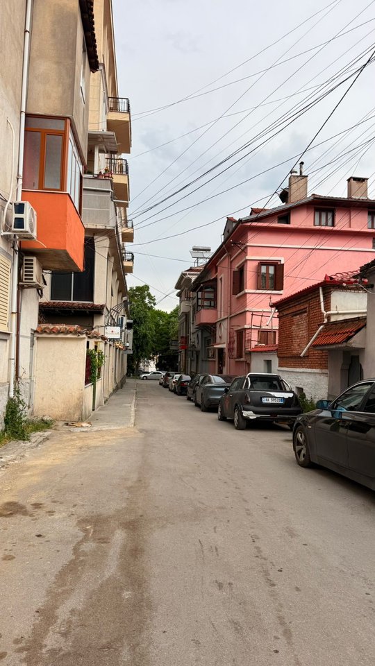 APARTAMENT 2+1 NË SHITJE NË KORÇË – PRANË QENDRËS, MUNDËSI E SHKËLQYER INVESTIMI OSE BANIM !!!