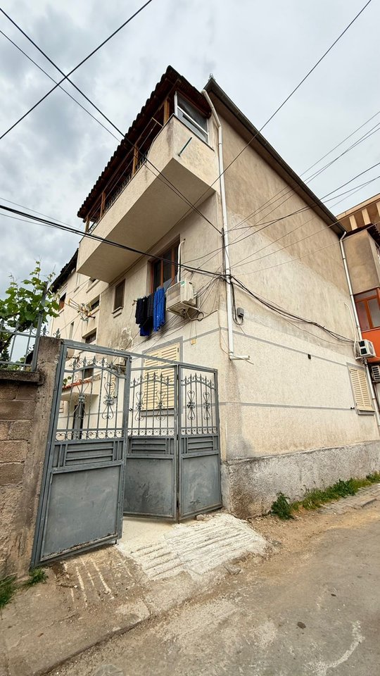 APARTAMENT 2+1 NË SHITJE NË KORÇË – PRANË QENDRËS, MUNDËSI E SHKËLQYER INVESTIMI OSE BANIM !!!