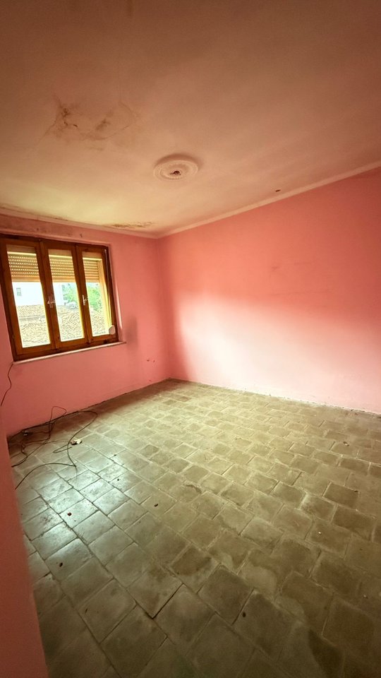 APARTAMENT 2+1 NË SHITJE NË KORÇË – PRANË QENDRËS, MUNDËSI E SHKËLQYER INVESTIMI OSE BANIM !!!