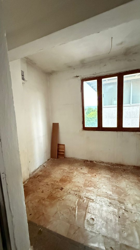 APARTAMENT 2+1 NË SHITJE NË KORÇË – PRANË QENDRËS, MUNDËSI E SHKËLQYER INVESTIMI OSE BANIM !!!