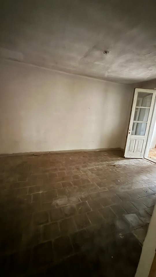 APARTAMENT 2+1 NË SHITJE NË KORÇË – PRANË QENDRËS, MUNDËSI E SHKËLQYER INVESTIMI OSE BANIM !!!