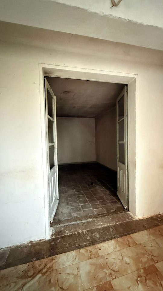 APARTAMENT 2+1 NË SHITJE NË KORÇË – PRANË QENDRËS, MUNDËSI E SHKËLQYER INVESTIMI OSE BANIM !!!
