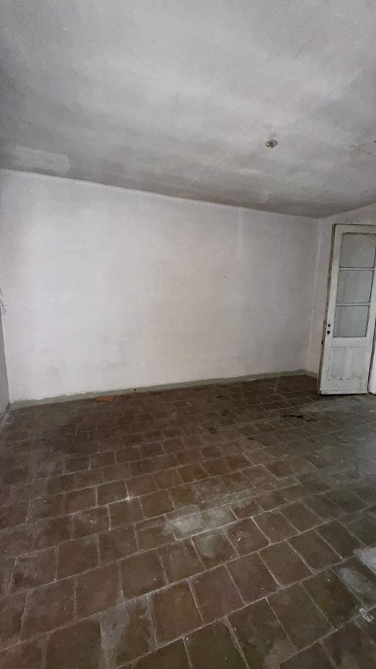 APARTAMENT 2+1 NË SHITJE NË KORÇË – PRANË QENDRËS, MUNDËSI E SHKËLQYER INVESTIMI OSE BANIM !!!