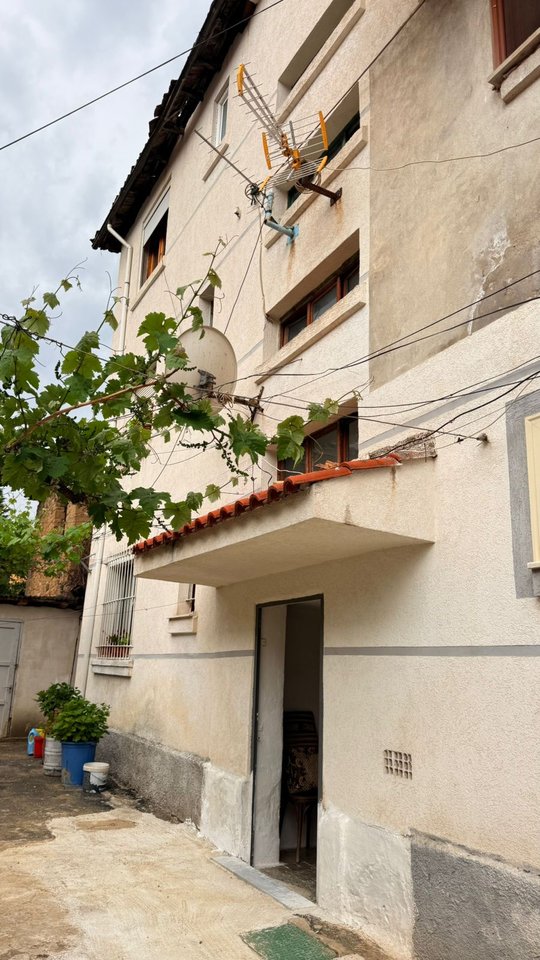 APARTAMENT 2+1 NË SHITJE NË KORÇË – PRANË QENDRËS, MUNDËSI E SHKËLQYER INVESTIMI OSE BANIM !!!