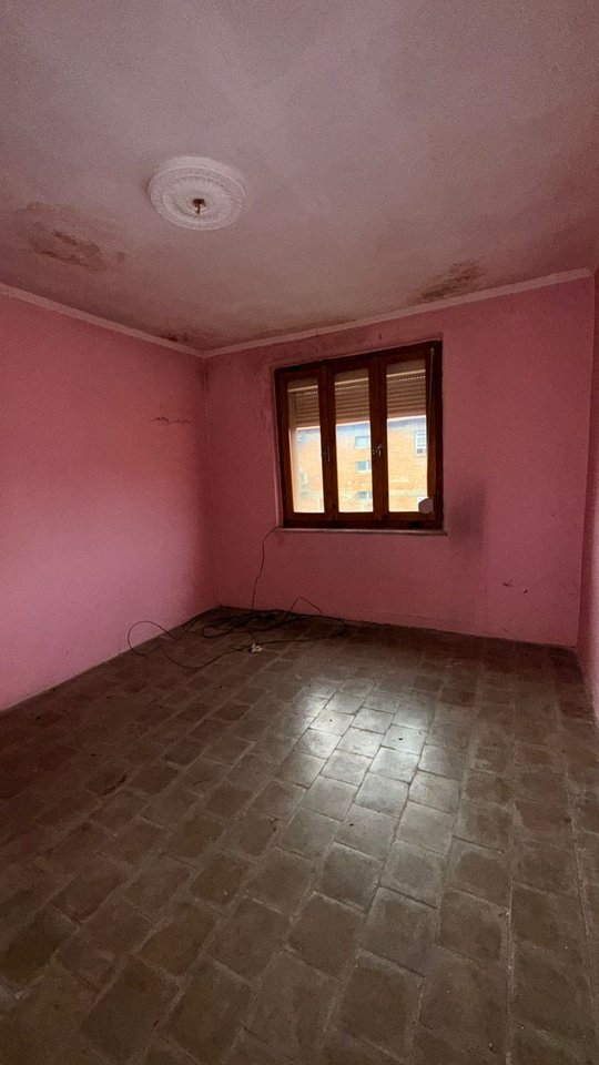 APARTAMENT 2+1 NË SHITJE NË KORÇË – PRANË QENDRËS, MUNDËSI E SHKËLQYER INVESTIMI OSE BANIM !!!