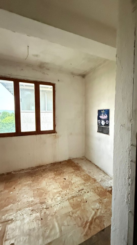 APARTAMENT 2+1 NË SHITJE NË KORÇË – PRANË QENDRËS, MUNDËSI E SHKËLQYER INVESTIMI OSE BANIM !!!