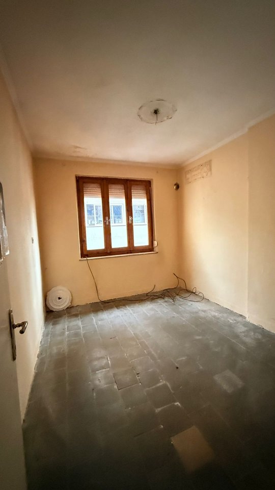APARTAMENT 2+1 NË SHITJE NË KORÇË – PRANË QENDRËS, MUNDËSI E SHKËLQYER INVESTIMI OSE BANIM !!!