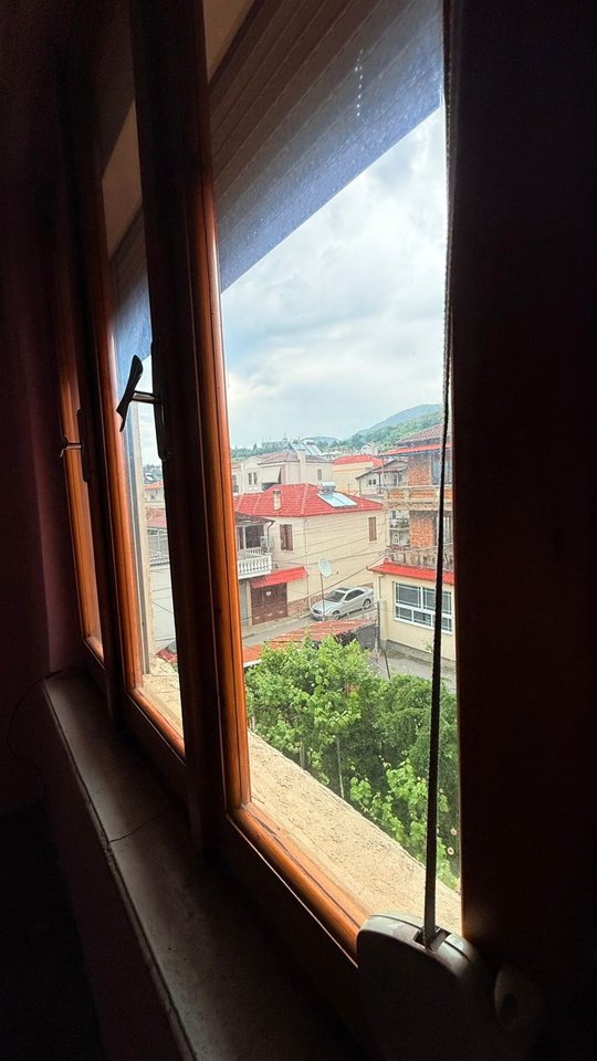 APARTAMENT 2+1 NË SHITJE NË KORÇË – PRANË QENDRËS, MUNDËSI E SHKËLQYER INVESTIMI OSE BANIM !!!