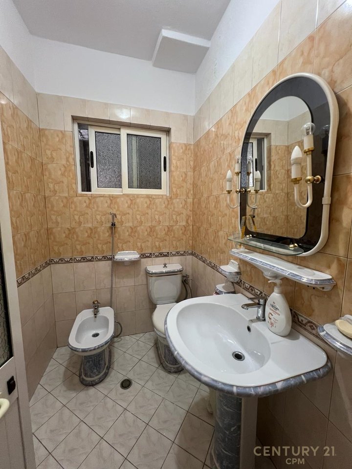 The second floor of a villa in the Sauk area is for rent
