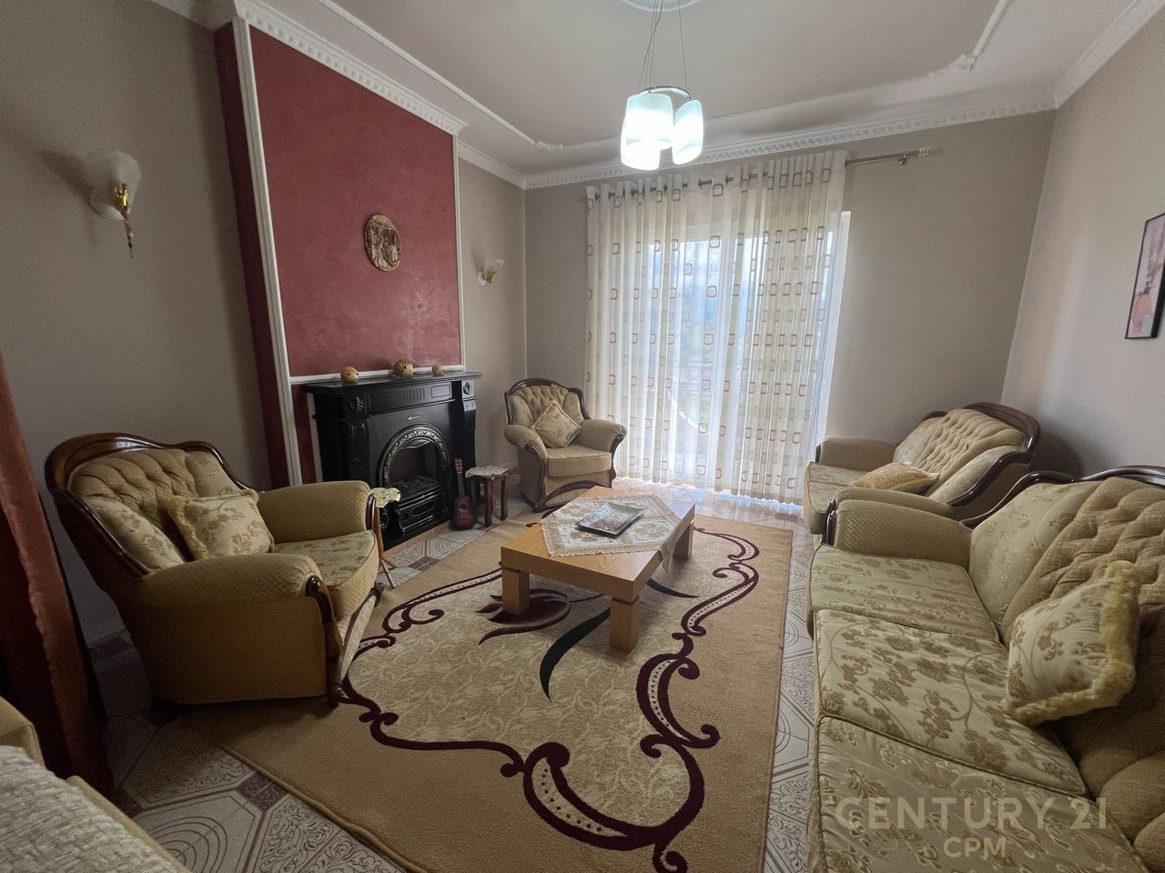 The second floor of a villa in the Sauk area is for rent