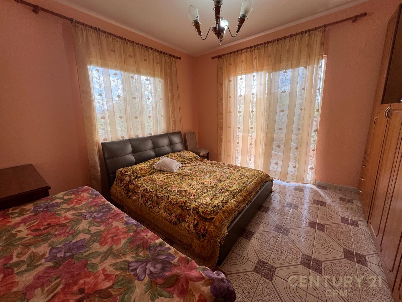 The second floor of a villa in the Sauk area is for rent