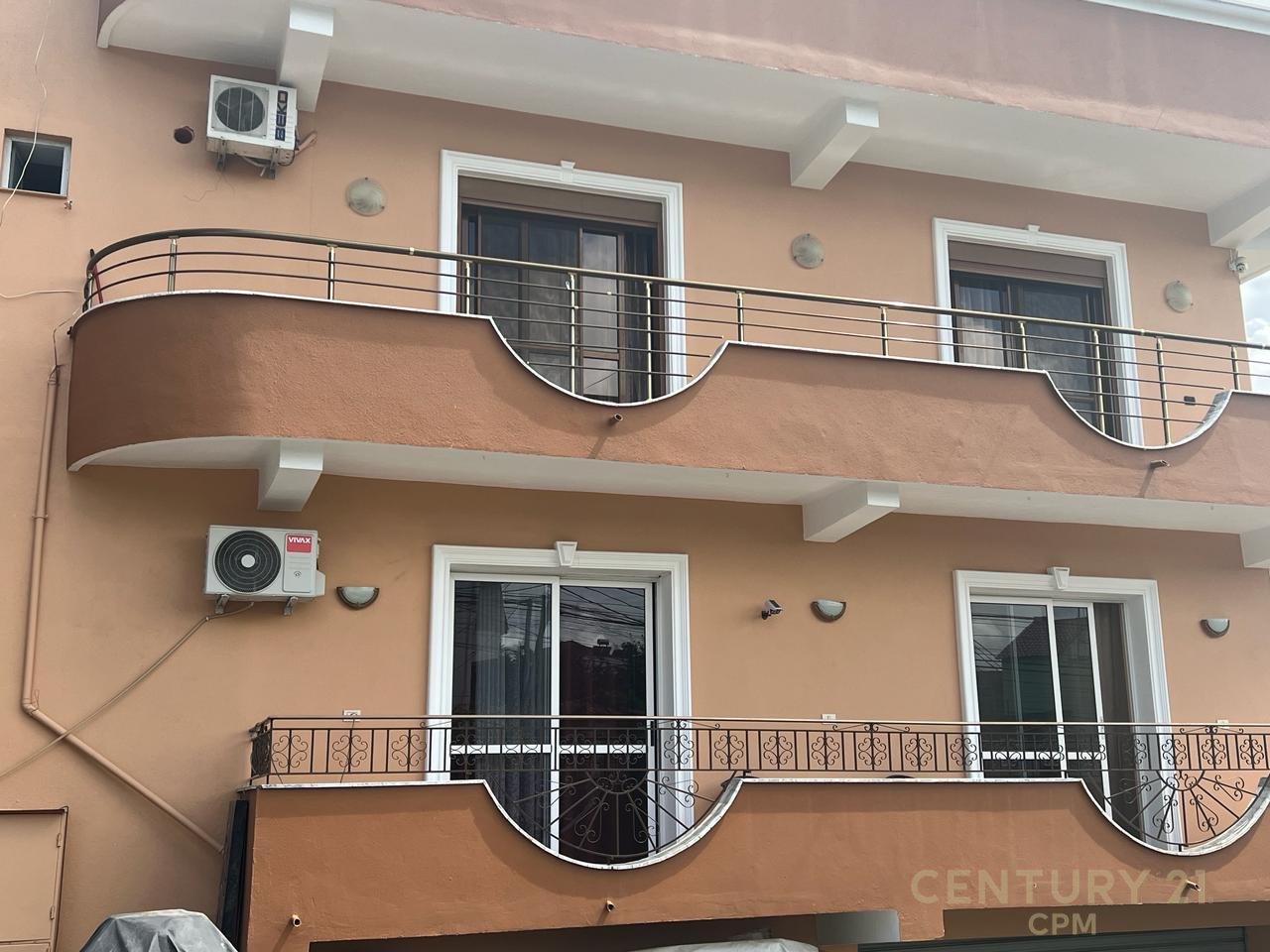 The second floor of a villa in the Sauk area is for rent