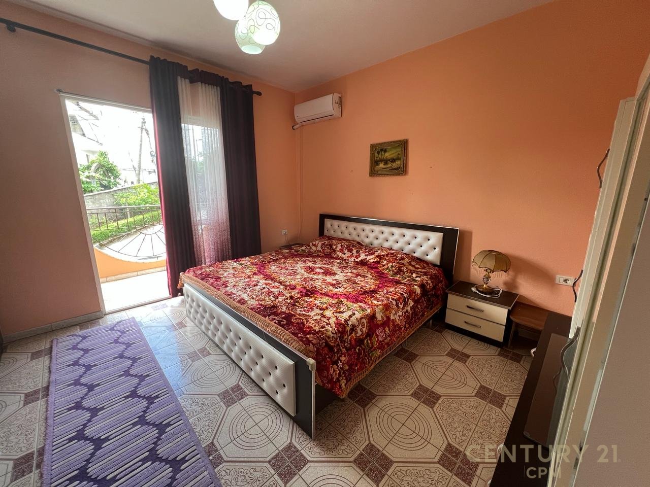 The second floor of a villa in the Sauk area is for rent