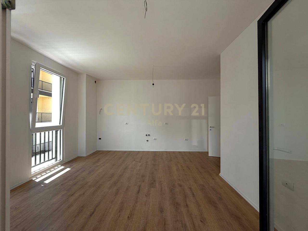OAZ TIRANA 2 ,APARTAMENT 2+1+POST PARKIMI  PER SHITJE NE SAUK TE VJETER!