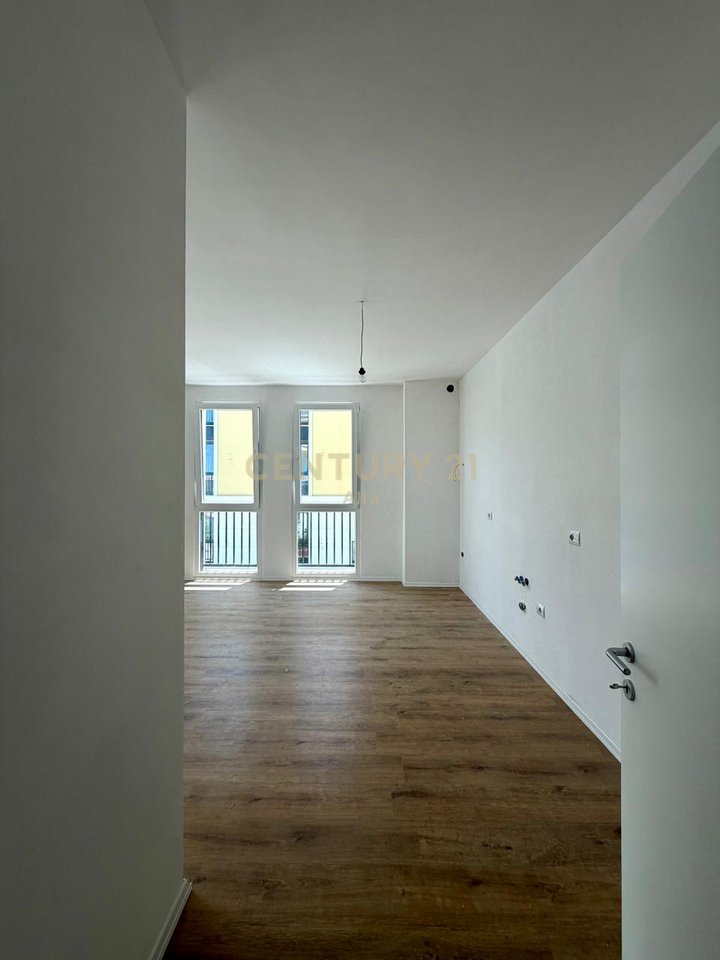 OAZ TIRANA 2 ,APARTAMENT 2+1+POST PARKIMI  PER SHITJE NE SAUK TE VJETER!