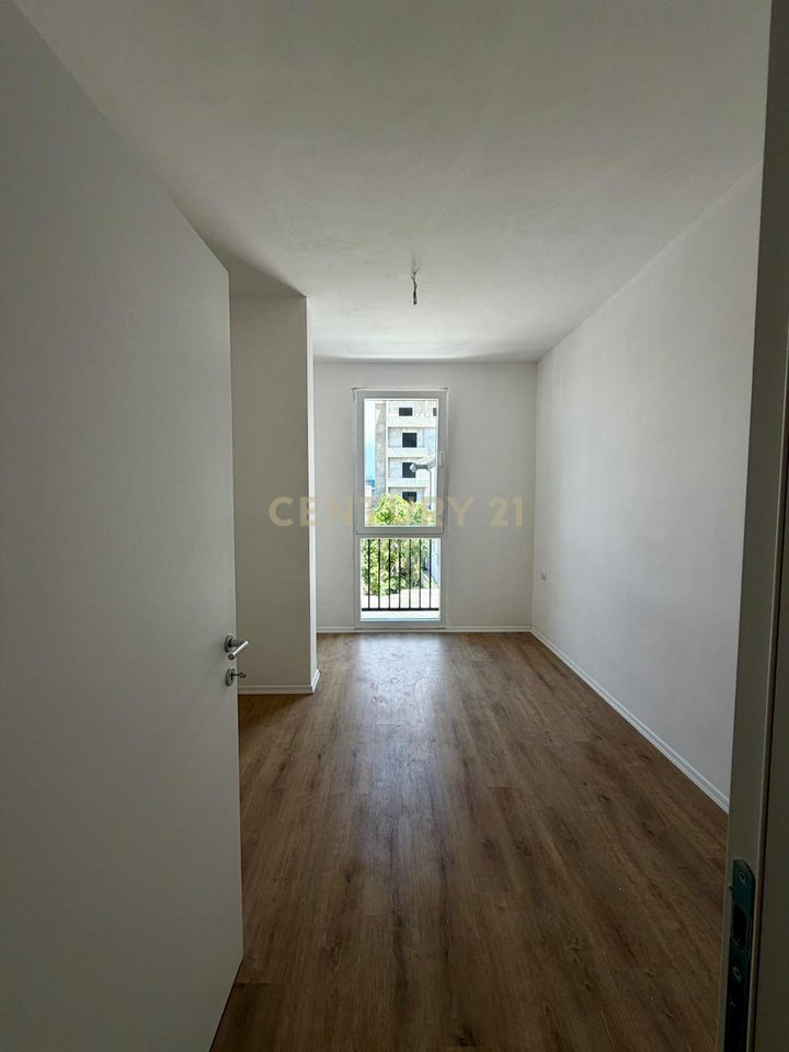 OAZ TIRANA 2 ,APARTAMENT 2+1+POST PARKIMI  PER SHITJE NE SAUK TE VJETER!