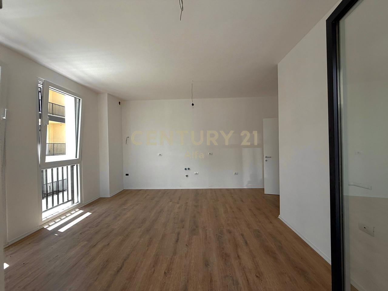 OAZ TIRANA 2 ,APARTAMENT 2+1+POST PARKIMI  PER SHITJE NE SAUK TE VJETER!