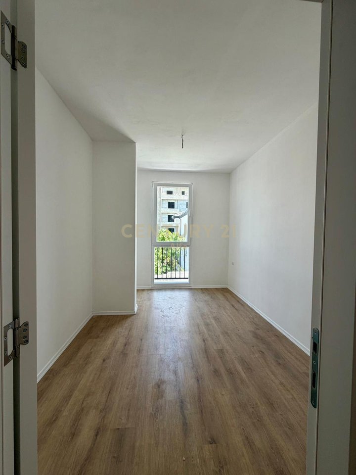 OAZ TIRANA 2 ,APARTAMENT 2+1+POST PARKIMI  PER SHITJE NE SAUK TE VJETER!