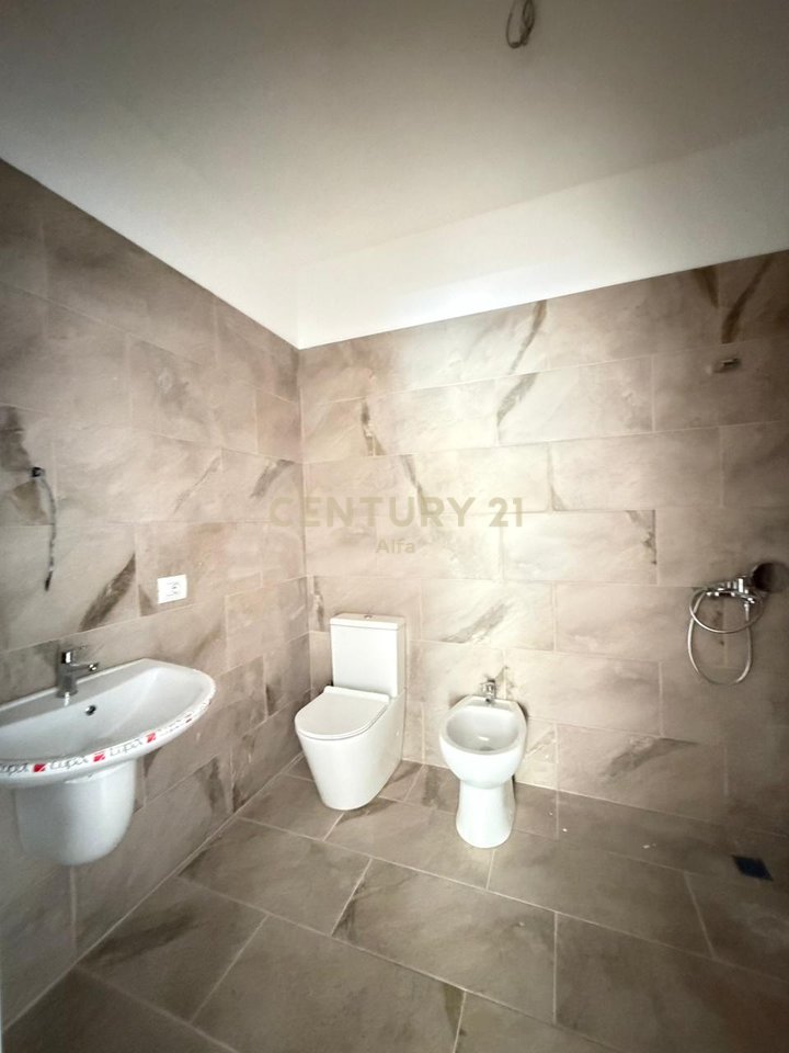 OAZ TIRANA 2 ,APARTAMENT 2+1+POST PARKIMI  PER SHITJE NE SAUK TE VJETER!