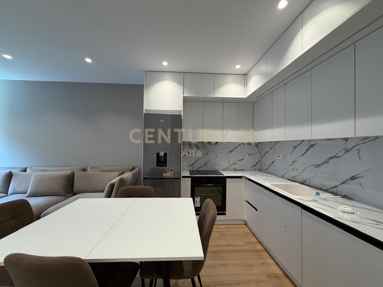 For rent 1+1+1 apartment with parking space in Xheluks Complex, Elbasan Street!