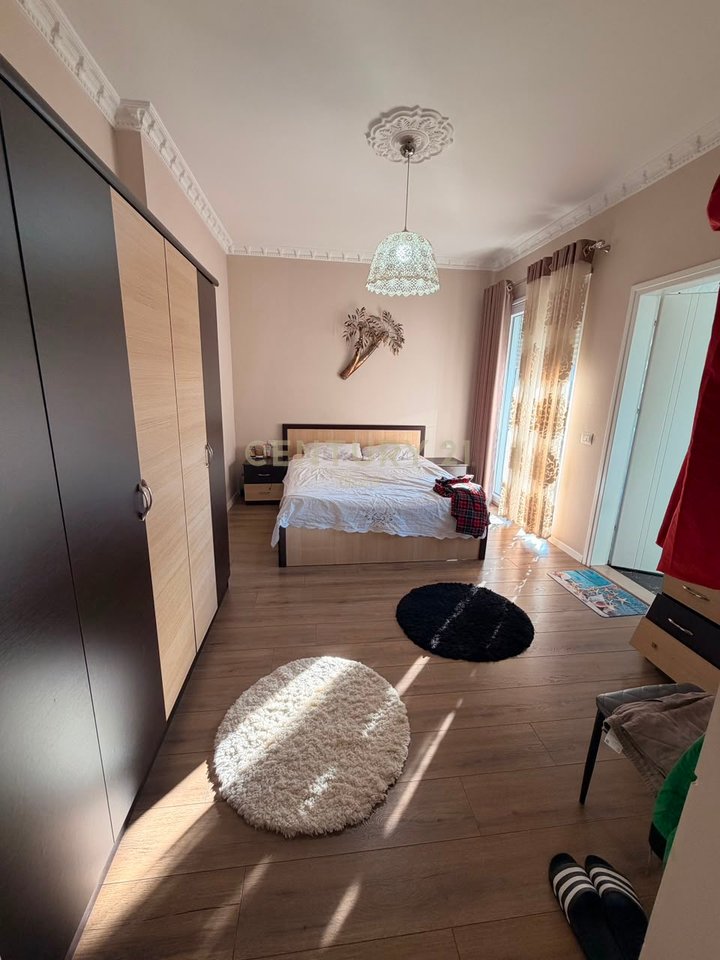 Shitet Apartament 2+1+2 / 2 Ballkone prane Pazarit te Ri