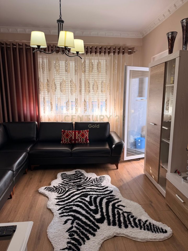 Shitet Apartament 2+1+2 / 2 Ballkone prane Pazarit te Ri