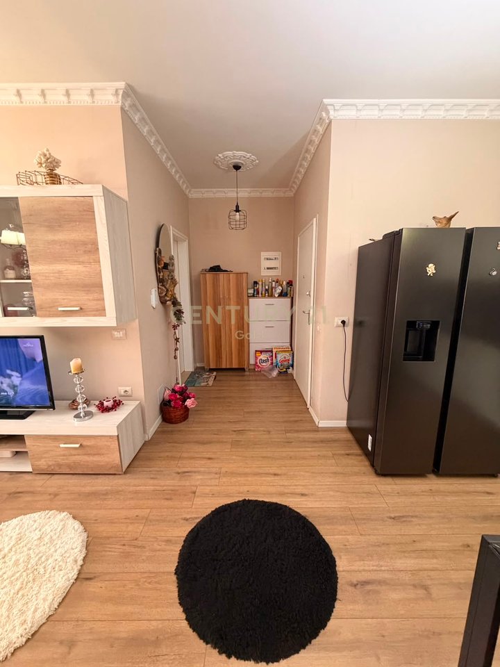 Shitet Apartament 2+1+2 / 2 Ballkone prane Pazarit te Ri