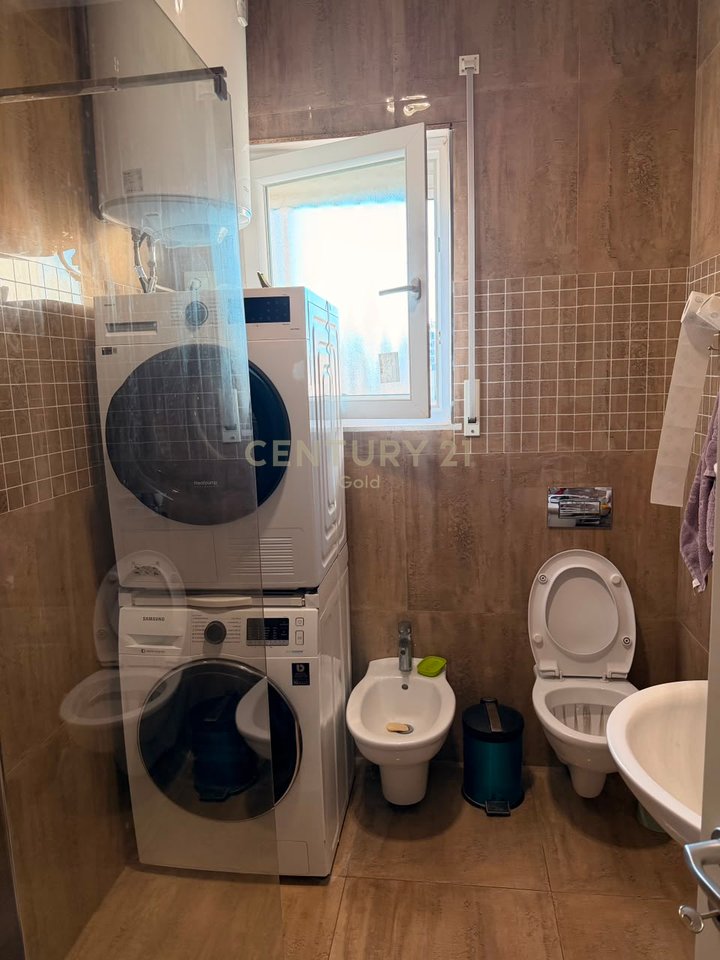 Shitet Apartament 2+1+2 / 2 Ballkone prane Pazarit te Ri