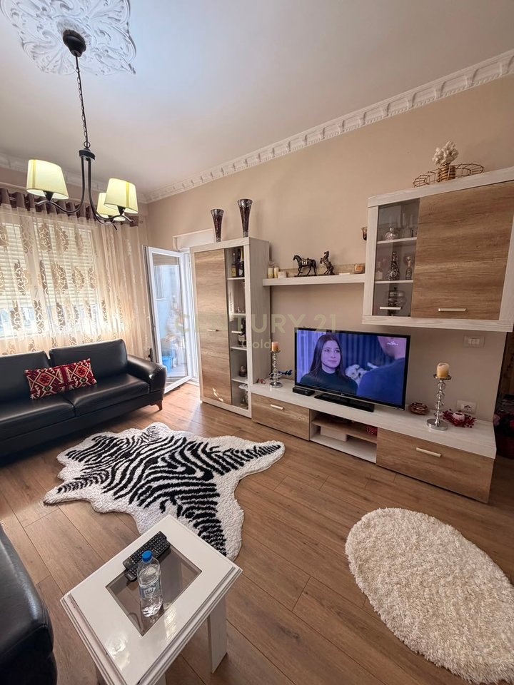 Shitet Apartament 2+1+2 / 2 Ballkone prane Pazarit te Ri