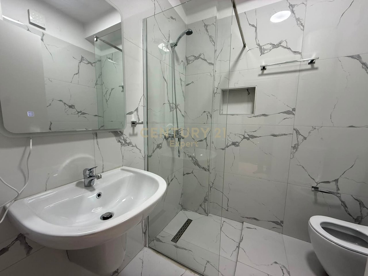 APARTAMENT 1+1 ME VERANDE TEK KOMPLEKSI AURA!