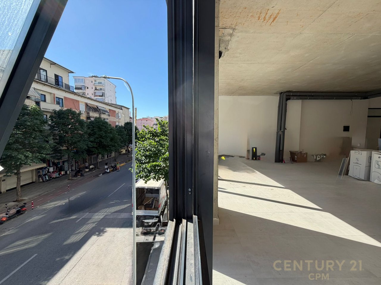 AMBIENTE 358,5 METRI QUADRATI SPAZIO APERTO ANGOLO DI VIA BARRICATE IN AFFITTO!