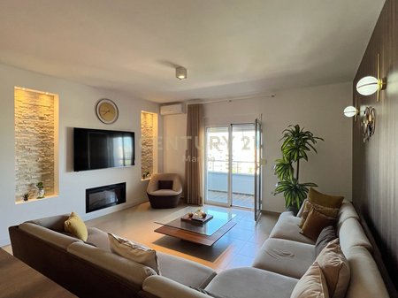 APARTAMENT MODERN PER SHITJE ,PRANE LUNGOMARES.