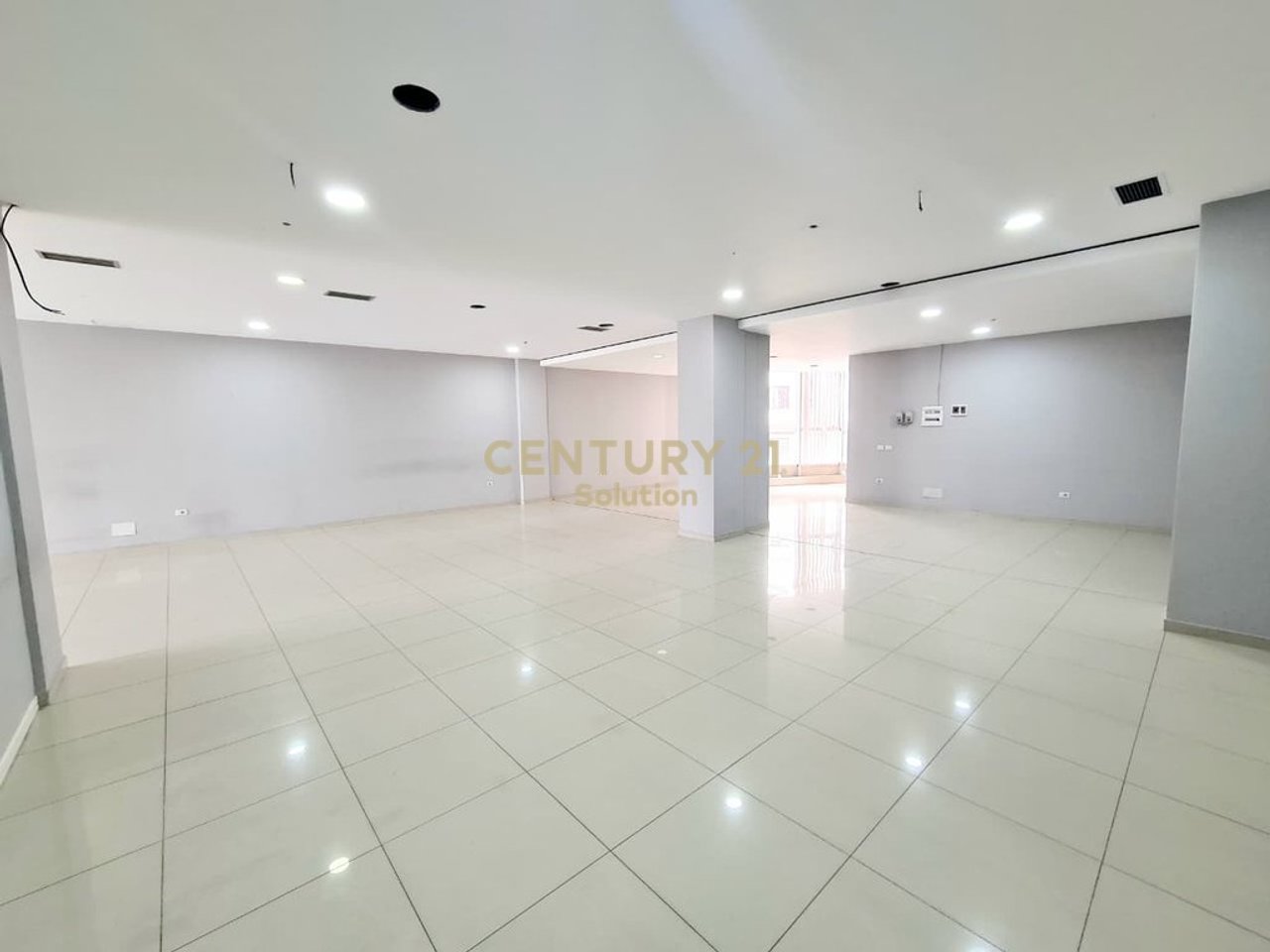 BUSINESS UNIT 324M2 FOR RENT, ASTIR ON MAIN STREET!