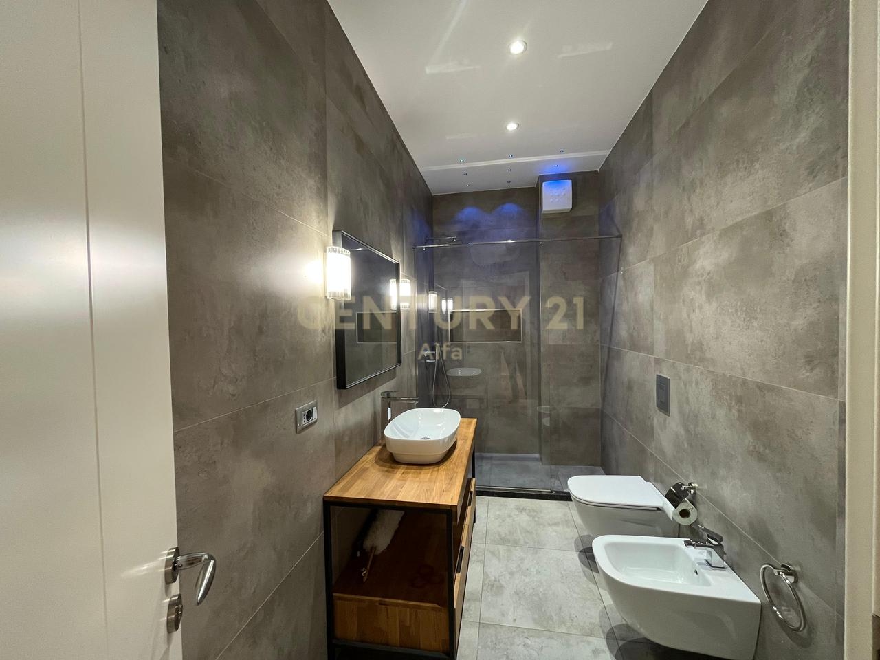 Shitet Apartament 2+1+2 tek Kodra e Diellit 1 – Pranë British School!