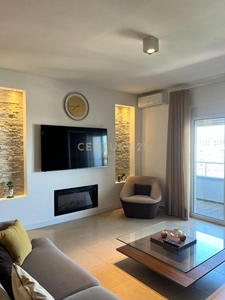 APARTAMENT MODERN PER SHITJE ,PRANE LUNGOMARES.