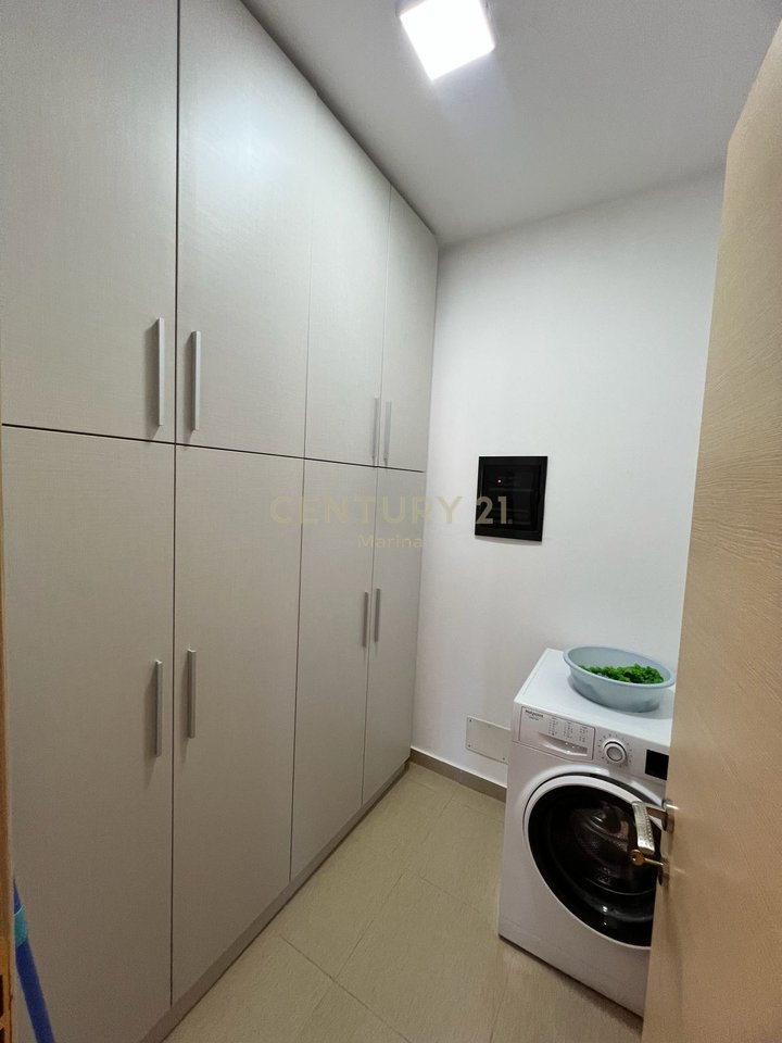 APARTAMENT MODERN PER SHITJE ,PRANE LUNGOMARES.