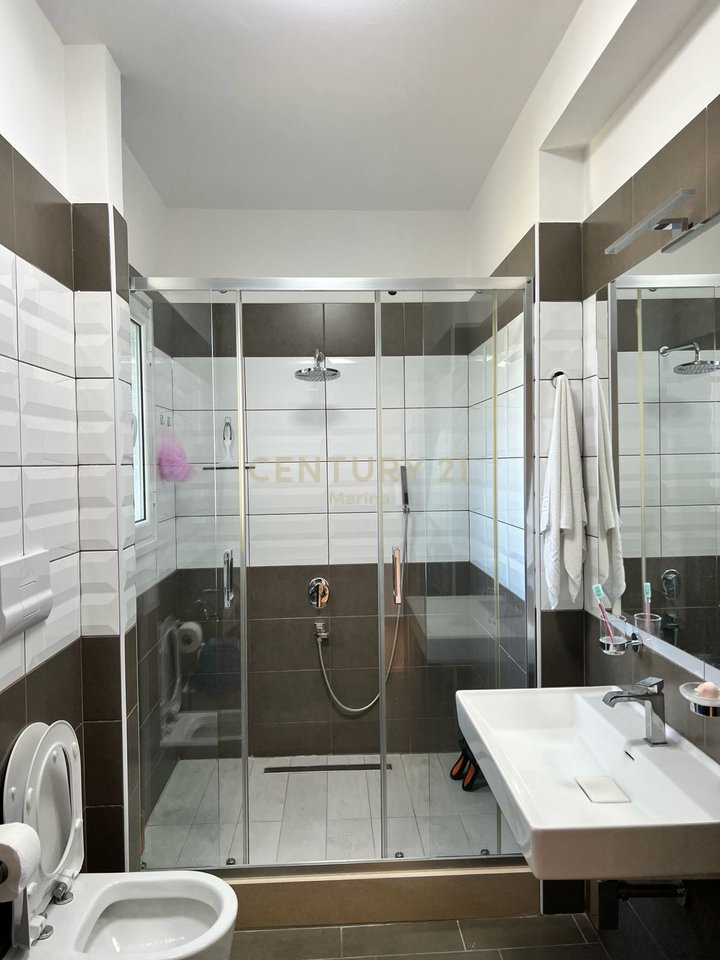 APARTAMENT MODERN PER SHITJE ,PRANE LUNGOMARES.