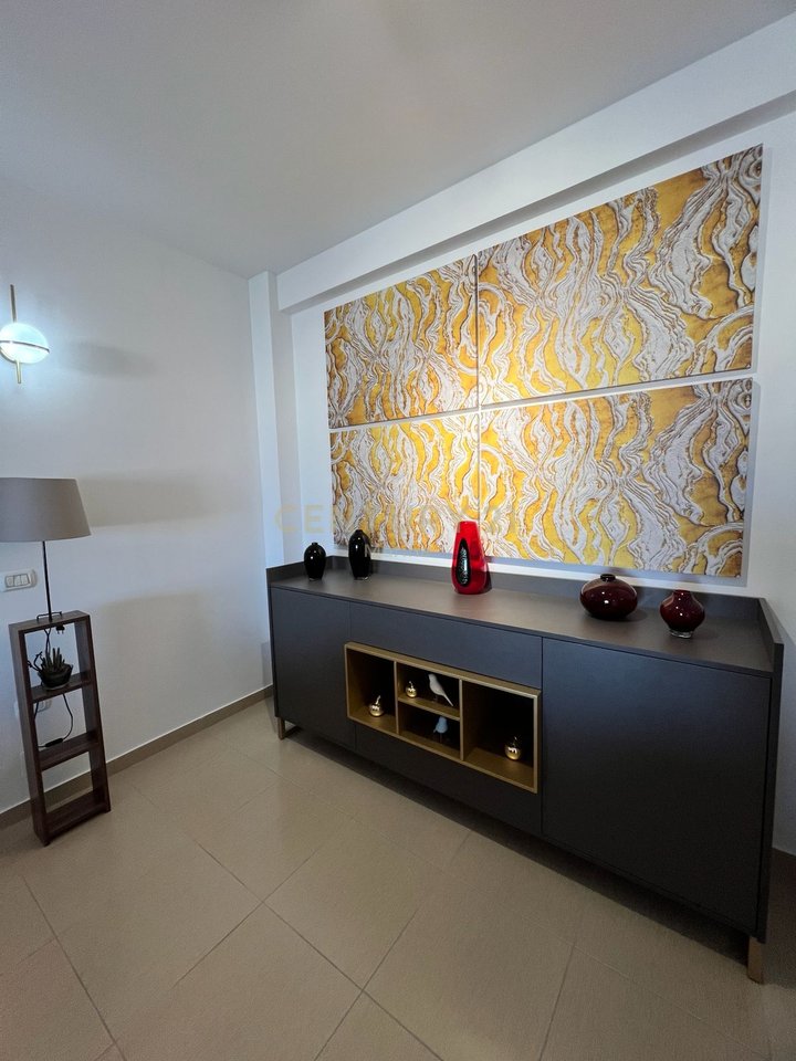 APARTAMENT MODERN PER SHITJE ,PRANE LUNGOMARES.