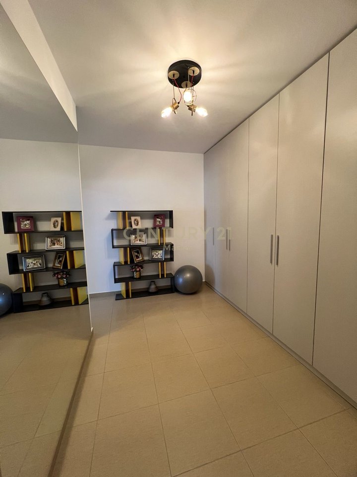 APARTAMENT MODERN PER SHITJE ,PRANE LUNGOMARES.