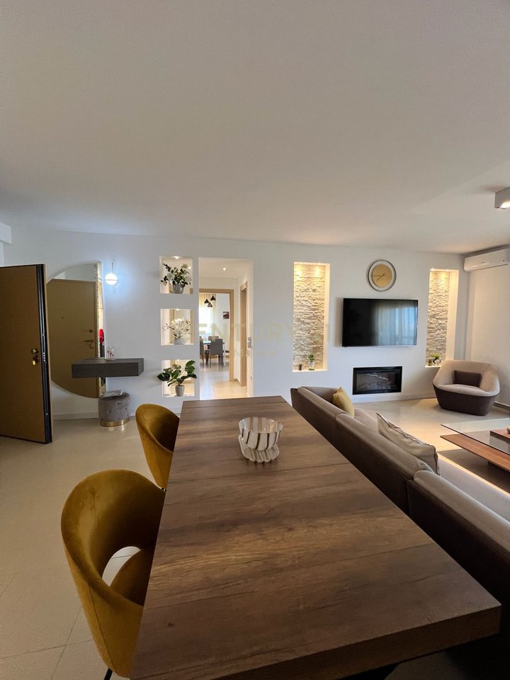 APARTAMENT MODERN PER SHITJE ,PRANE LUNGOMARES.