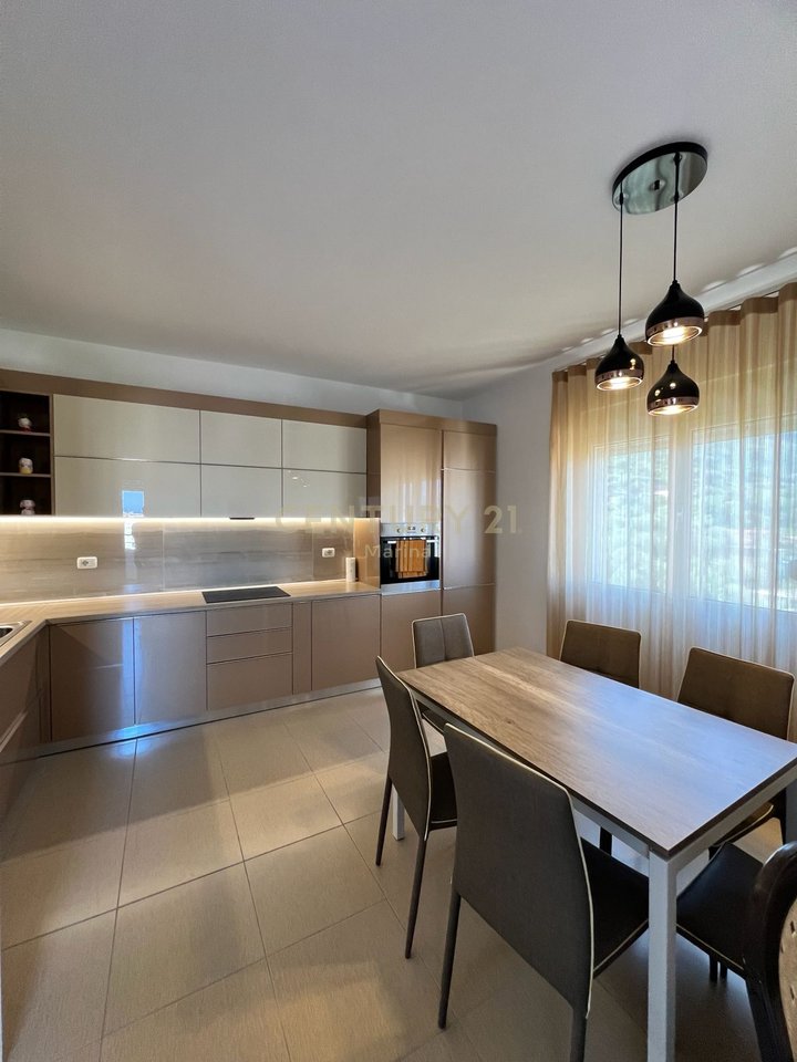APARTAMENT MODERN PER SHITJE ,PRANE LUNGOMARES.