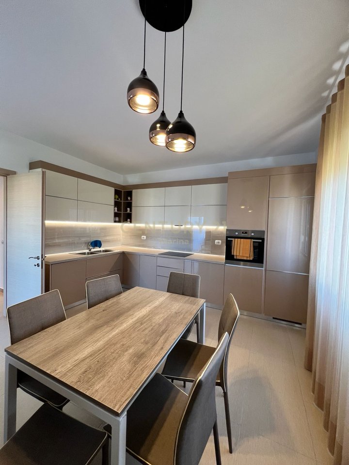 APARTAMENT MODERN PER SHITJE ,PRANE LUNGOMARES.