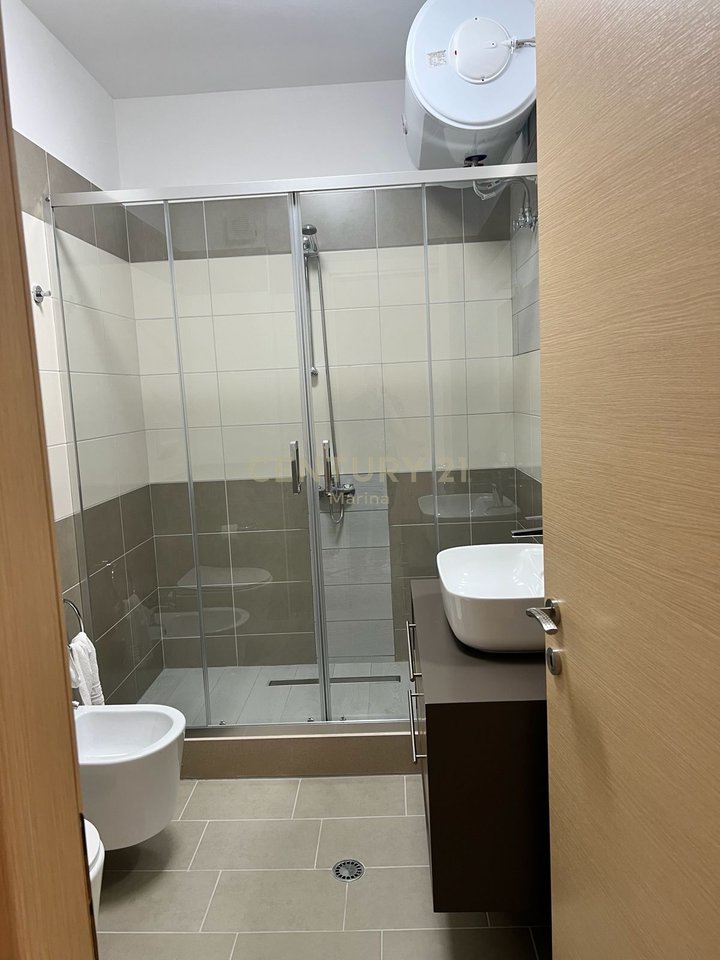 APARTAMENT MODERN PER SHITJE ,PRANE LUNGOMARES.