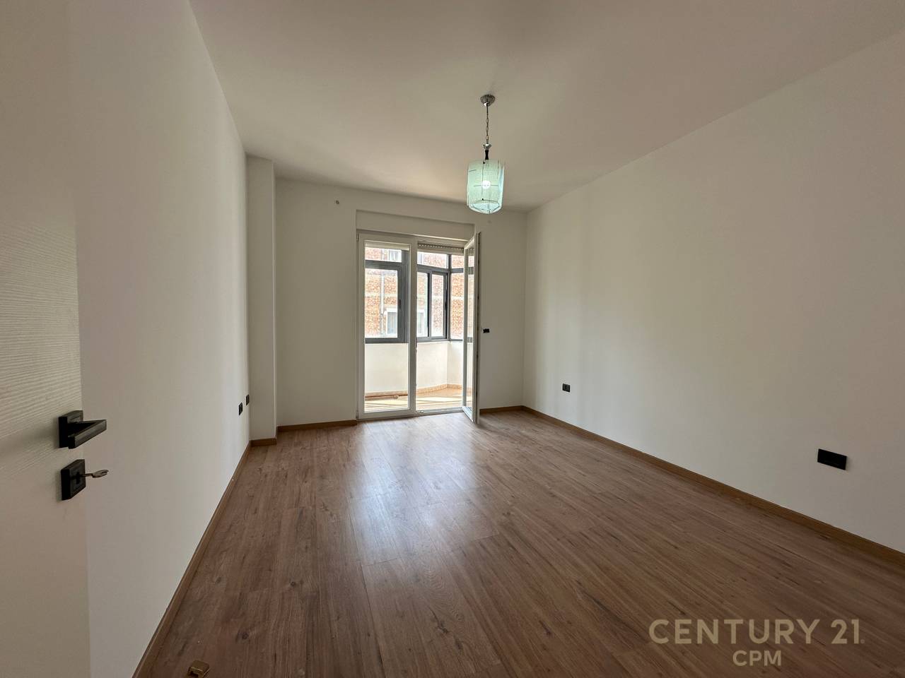Jepet me Qira Apartament i Restauruar për Zyra Pranë Bulevardit të Ri