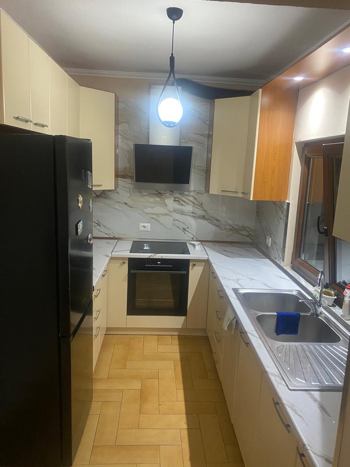 Apartament 2+1 Me Qira prane Varrit të Bamit, Tiranë | 120 m²