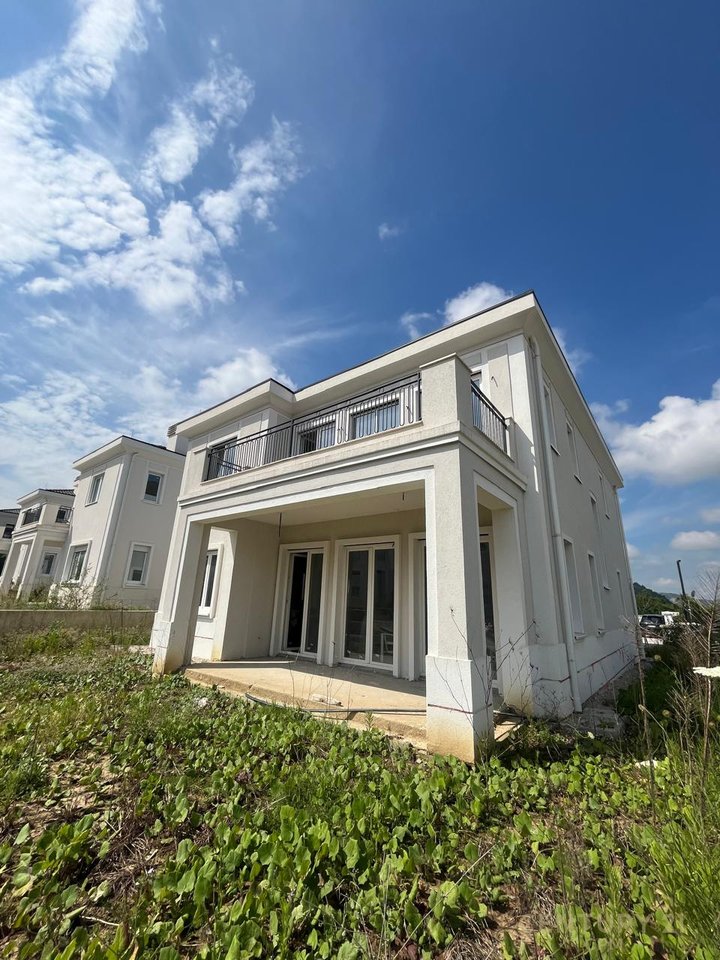 EXCLUSIVE VILLA FOR SALE WITH POOL, ROLLING HILLS 2