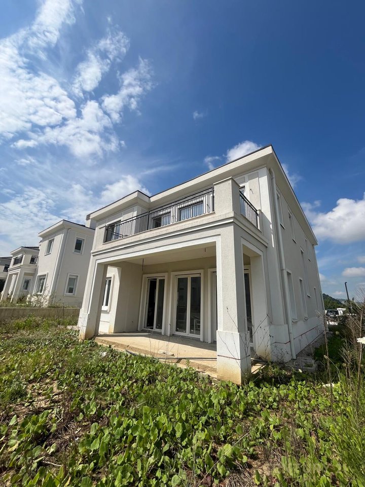 EXCLUSIVE VILLA FOR SALE WITH POOL, ROLLING HILLS 2