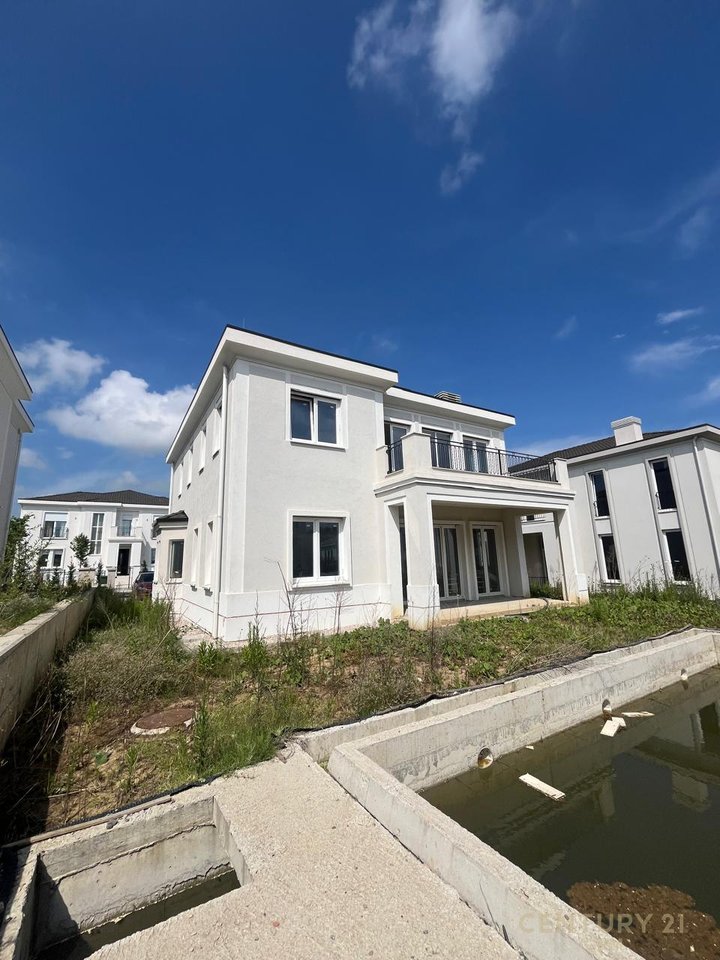 EXCLUSIVE VILLA FOR SALE WITH POOL, ROLLING HILLS 2