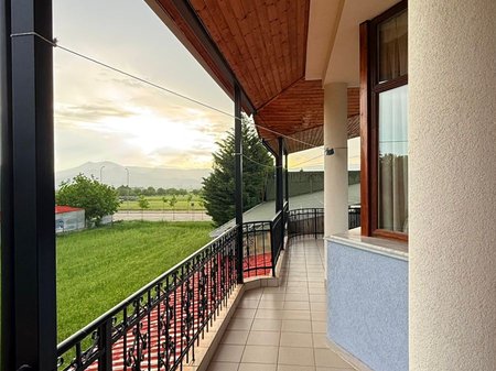 KOMPLEKS BANIMI DHE BIZNESI PËR SHITJE NË KORÇË – INVESTIM IDEAL PËR TURIZËM DHE AKTIVITETE SHËRBIMI